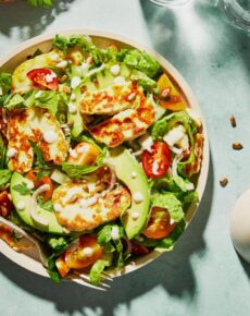 Bunter Salat mit gegrilltem Halloumi