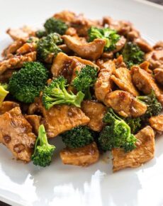 Asiatisches Brokkoli Hähnchen in 15 Minuten zubereitet