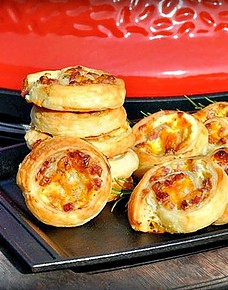 Blätterteigschnecken herzhaft gefüllt mit Speck & Käse