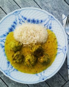 Dänische Hackbällchen in Currysoße
