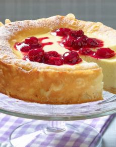 Der schnellste Käsekuchen aller Zeiten – mit fruchtiger Himbeersoße