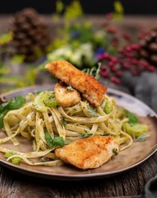 Nudel mit Hühnerfilets in Kräuterpanade