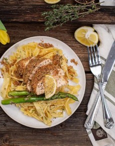 Hühnerfilets mit Parmesankruste auf cremigen Bandnudeln