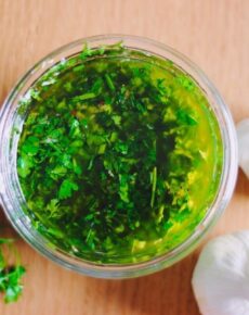 Knoblauch-Petersielien-Öl zum Dippen