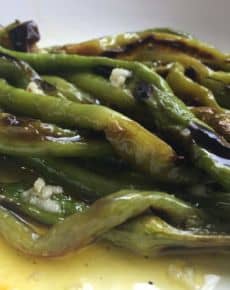 Gegrillte Peperoni in Knoblauchöl