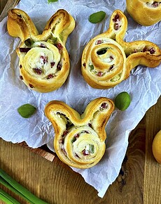 Osterhäschen aus Pizzateig mit Creme fraiche und Schinkenwürfelchen