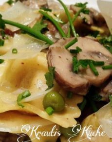 Ravioli mit Käse Füllung an Champignon-Bacon-Sauce