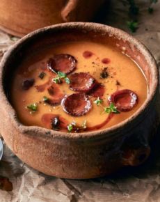 Kürbissuppe geräuchert, mit Chorizo