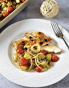 Mediterrane Hähnchenbrustfilets auf Rosmarinkartoffeln im Ofenzauberer von Pampered Chef