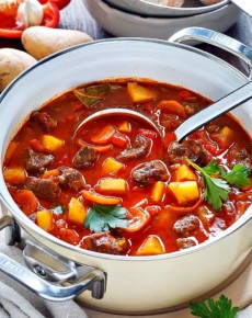 Omas Gulaschsuppe ungarischer Art