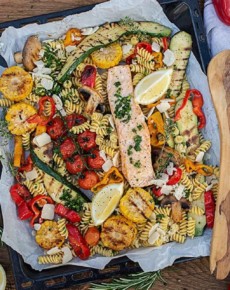 One Pan – Nudeln mit Grillgemüse & Lachs in Kräuter-Öl-Marinade