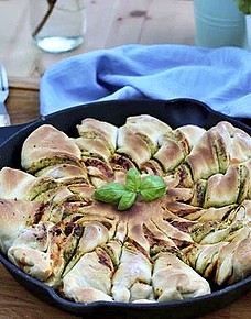 Pesto-Sonne / Pesto-Blume vom Grill – Partybrot mit Cheddar