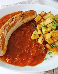 Bratwurst mit Zwiebel-Curry-Soße