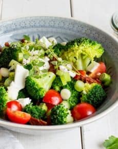 Mediterraner Brokkoli-Salat