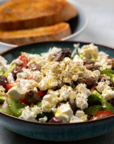 Griechischer Bauernsalat: Mediterraner Salatgenuss mit Feta – so machst du Choriatiki