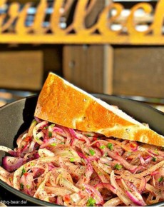 Türkischer Zwiebelsalat oder Sumach Zwiebeln