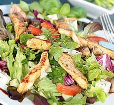 Bunter Salat mit Hähnchenstreifen und Feta