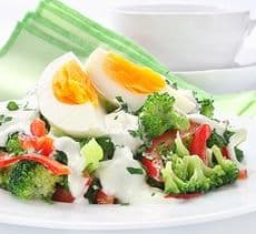 Feiner Brokkoli-Eier-Salat