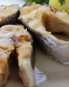 Forellen-Steaks mit Petersilkartoffeln und Zitronensauce