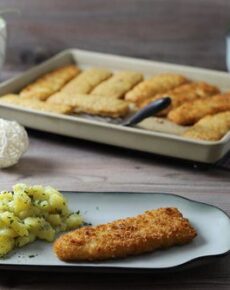 Gebackenes, paniertes Fischfilet (Backfisch) im Ofenzauberer oder Ofenhexe von Pampered Chef