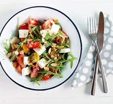 Knackiger Rucola-Tomate-Feta-Salat