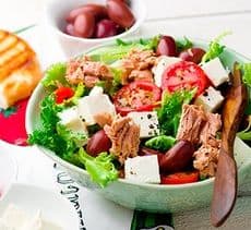 Knackiger Salat mit Thunfisch und Feta