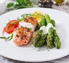 Lachs mit grünem Spargel und feiner Soße