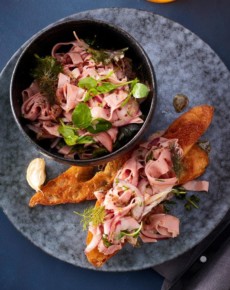 Wurstsalat mit Wildkräutern und Knoblauchbrot