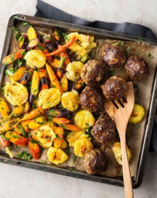 Frikadellen mit Möhren und Zitronen-Kartoffeln