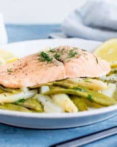 Gedämpftes Lachsfilet mit Frühlingsgemüse