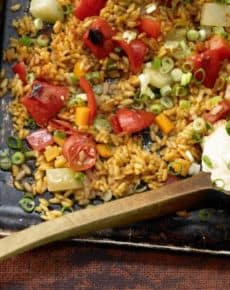 Gemüse-Reis-Pfanne aus dem Ofen mit Kohlrabi, Paprika und Möhren