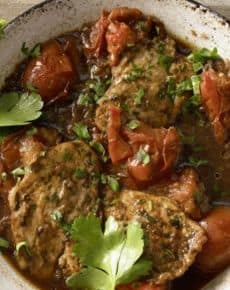 Hähnchenbrust mit Tomaten und gebratenen Kartoffeln