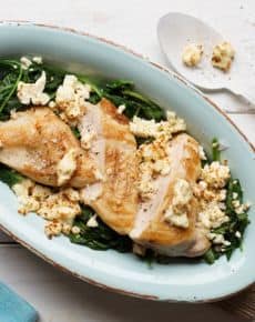 Überbackene Hähnchenbrust mit Spinat und Schafskäse