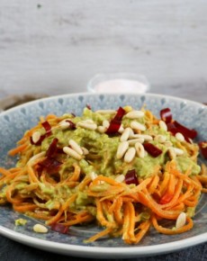 Karotten-Nudeln in Erbsensoße