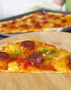 Knusprig dünne Pizza mit Chorizo und Mozzarella