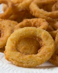 Knusprig gebackene Zwiebelringe