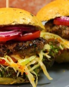 Burger mit Krautsalat und scharfem Joghurt-Dressing