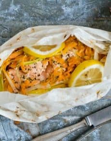 Lachsfilet im Gemüsepäckchen