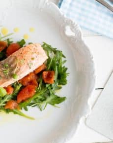 Lauwarmer Lachs auf geschmolzenen Tomaten
