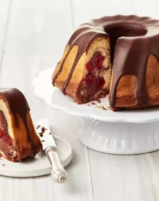 Marmor-Nusskuchen mit Kirschen