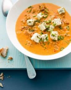 Paprika-Hack-Suppe mit Schafskäse