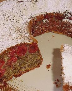Saftiger Mohnkuchen mit Kirschen