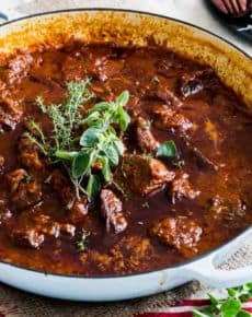 Rindergulasch mit Kräutern