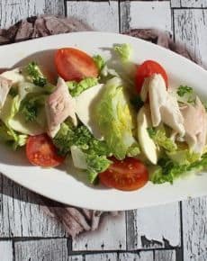 Salat mit geräucherter Forelle und Mozzarella