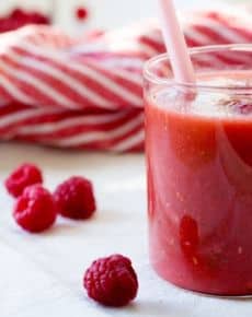 Smoothie mit Himbeeren, Pfirsich und Salat