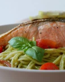 Spaghetti mit Pesto & Lachsfilet