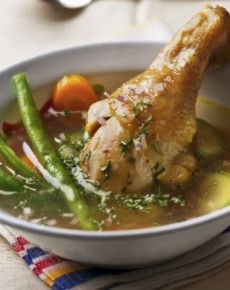 Hühnersuppe mit Keulen