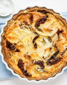 Zwiebel-Quiche mit Tomaten